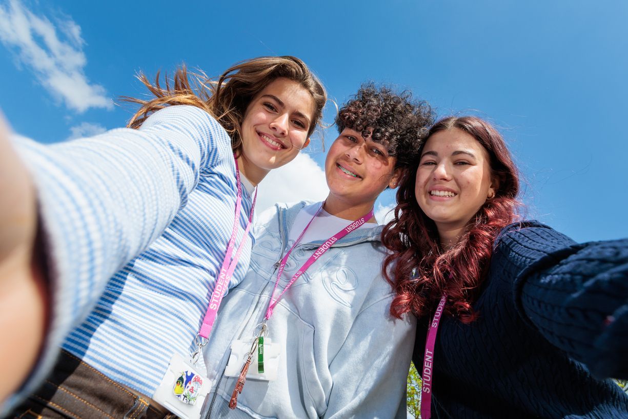 landscape-3-students-taking-selfie-2026-02-ezgif.com-resize.jpg#joomlaImage://local-images/dartford-college-landscape-3-students-taking-selfie-2026